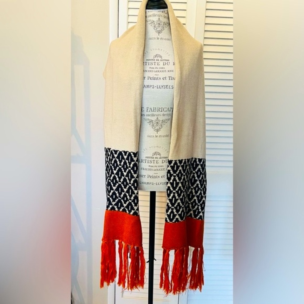 MAX & Co. NWT. SCARF-WRAP. CABLE-KNIT. UNISEX. FRINGED AND PATTERNED ACCENTS